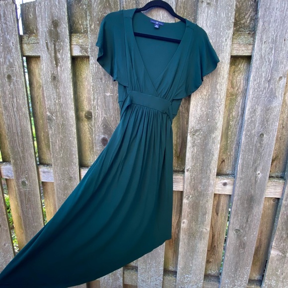 Dark green flutter sleeve tie back dress - Picture 2 of 9